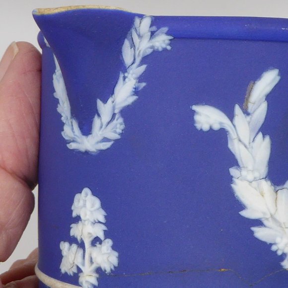1905 Wedgwood Creamer Dark Blue Jasperware W Issues - See Photos - Picture 13 of 17